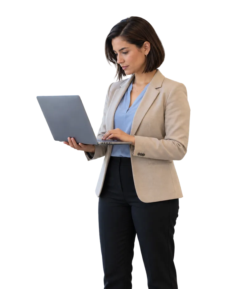 Consultora de Grupo Alianza con laptop