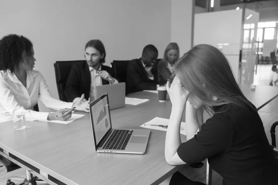 Equipo revisando indicadores de gestión